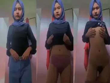 ABG Hijab Digoyang Keras Sampai Basah Viral Indo Hot poster